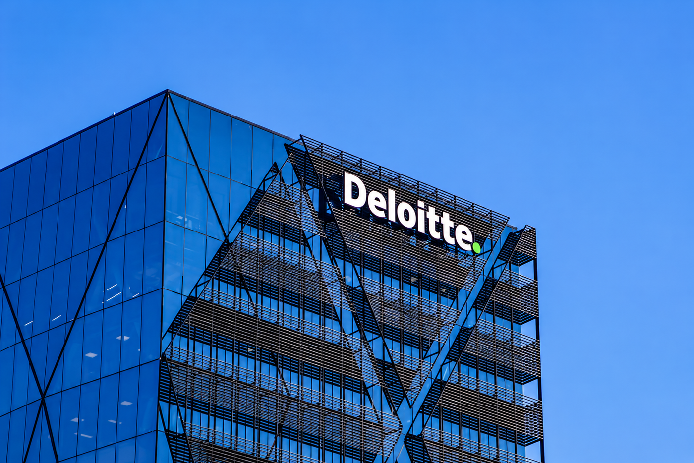 Deloite: CFO tại Anh ngày càng lạc quan về AI
